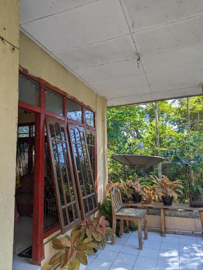 Agus Family Homestay Labuan Bajo Exterior photo